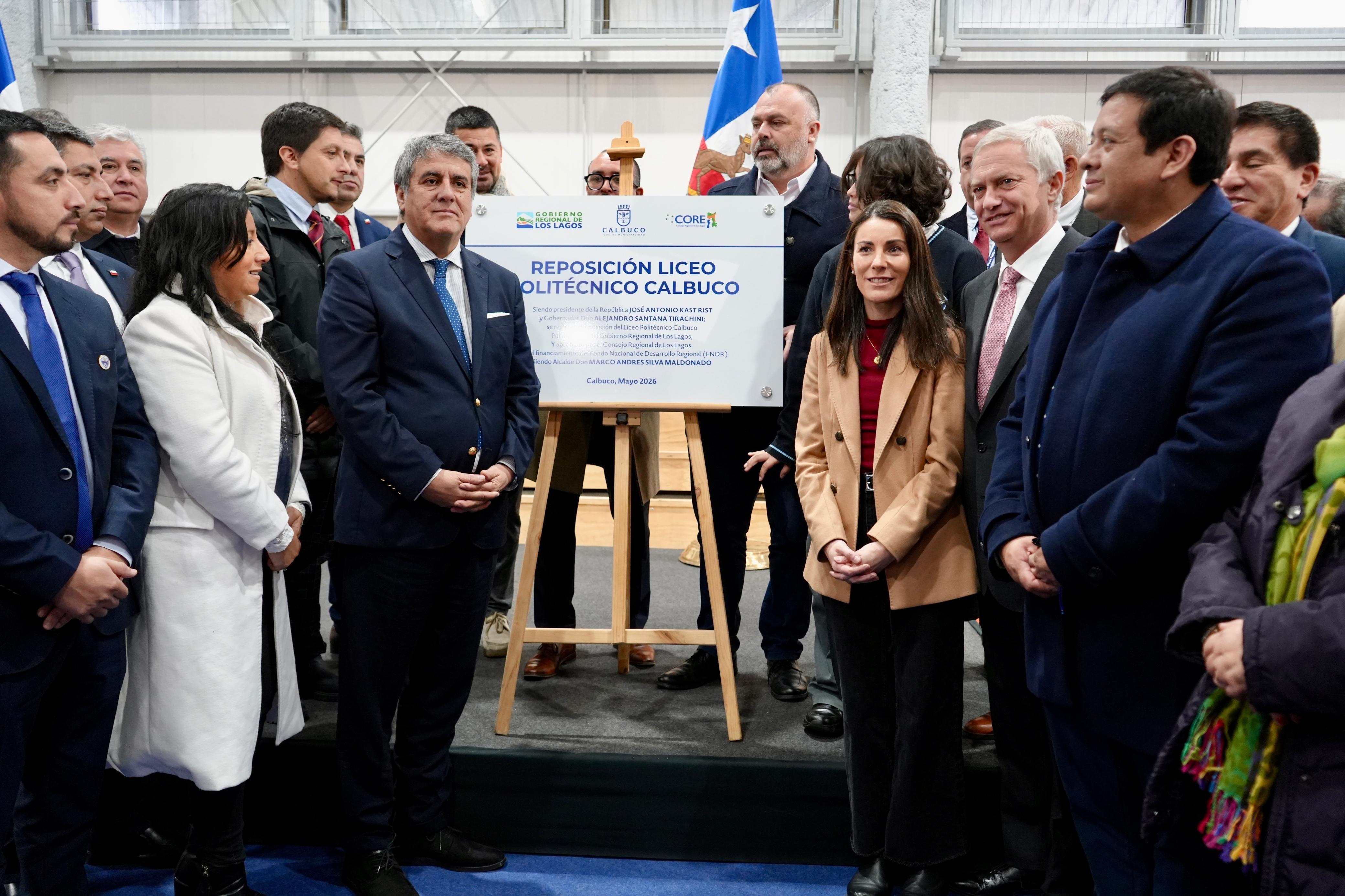 Gobernador Santana y Presidente Kast inauguran Liceo Politécnico de Calbuco financiado por el Gore Los Lagos.