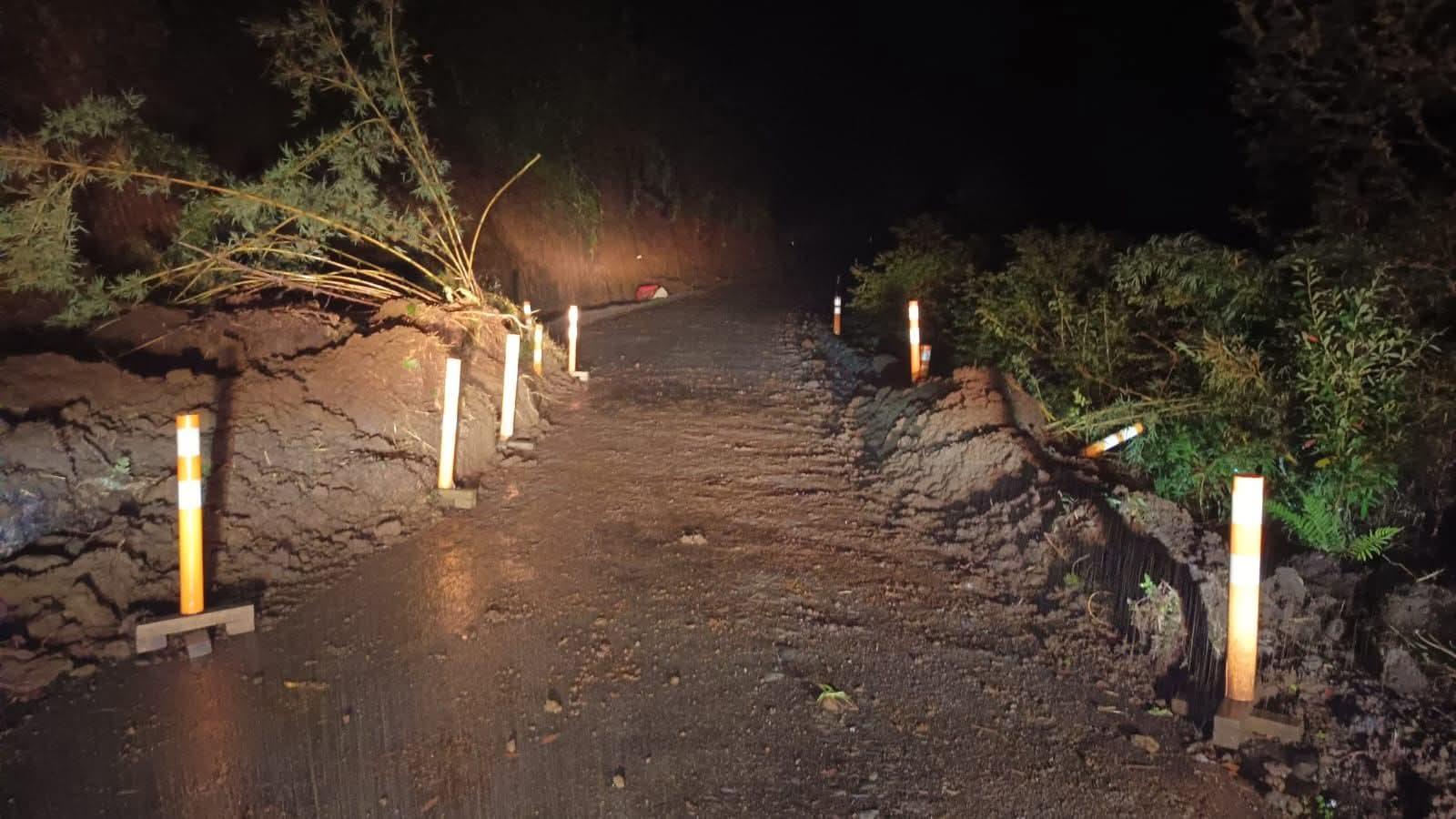 #Puyehue VIALIDAD, EMPRESA A CARGO DE LA CONSERVACIÓN EN COORDINACIÓN CON LA MUNICIPALIDAD DESPEJARAN VÍA EN LAS PARRAS.